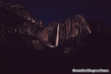 Yosemite Falls at Night / ̃Z~e